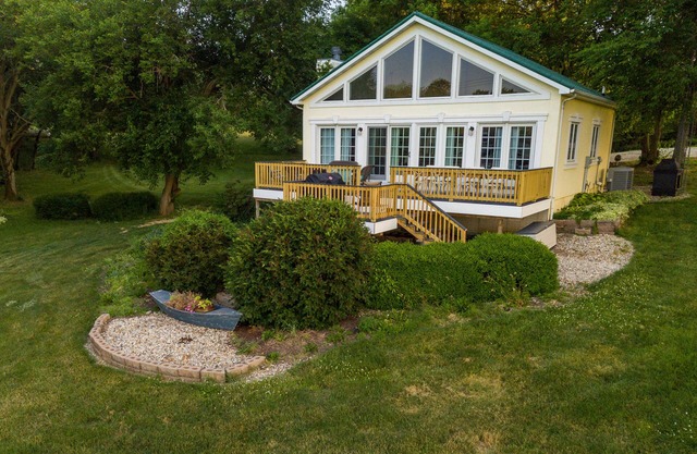 Clinton Lake Vacation Rentals.Charlie’s Lakeside Cottage!! Beautiful lake views!