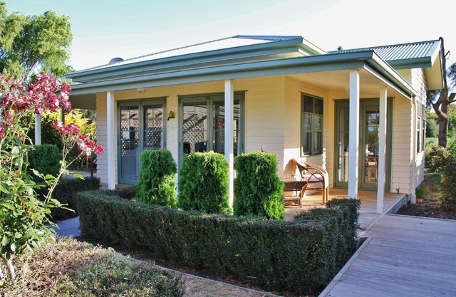 Clive Colonial Cottages