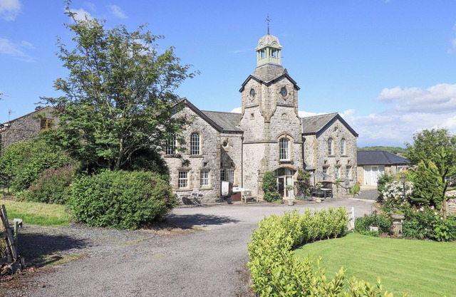 CLOCK TOWER, family friendly, character holiday cottage in Cartmel