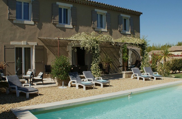 Jolie maison avec piscine et jardin,calme à deux pas du centre ville