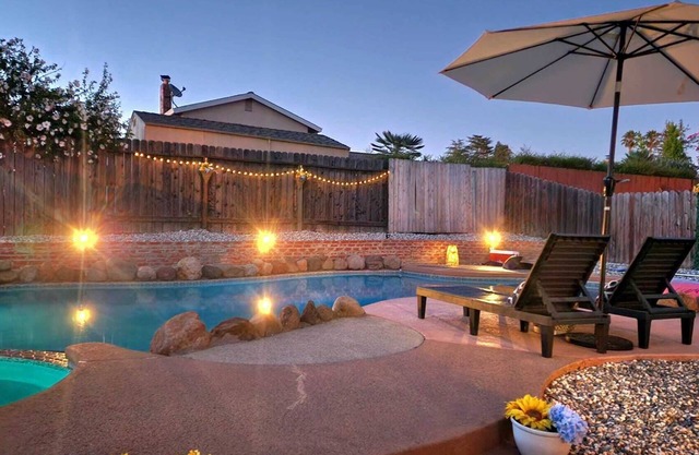 Close 2 roseville/w big pool large backyard game room/fitness equipment