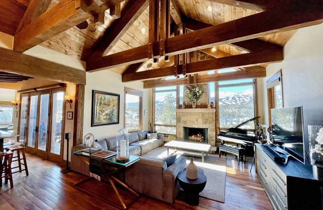 Close 2 Town/Lifts! Skiers oasis. 2000 sq Ft patio