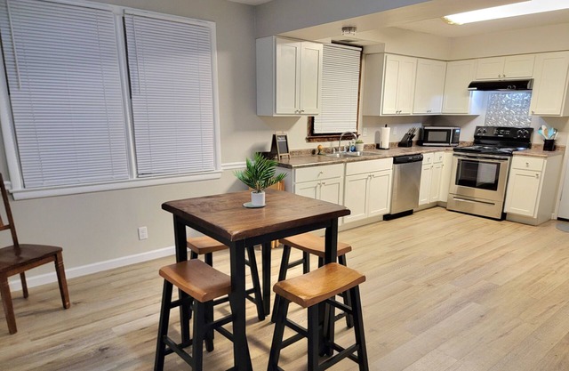 Close 2 USA College, Tennis & Golf. 45 to Beaches, Close to Downtown. Spacious