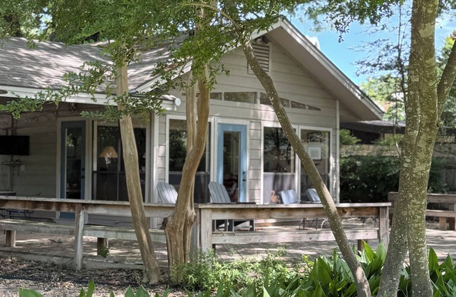 Fermer dans le lac Austin cadre face au lac maison familiale et conviviale, pas un lieu, du parti