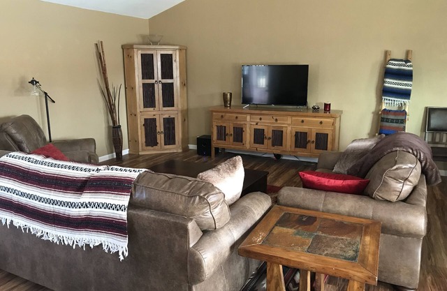 Près de U of A, à la maison avec piscine, 6 personnes!