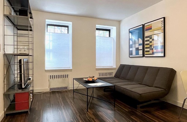 Close to all! 2-room suite in a 1-family townhouse