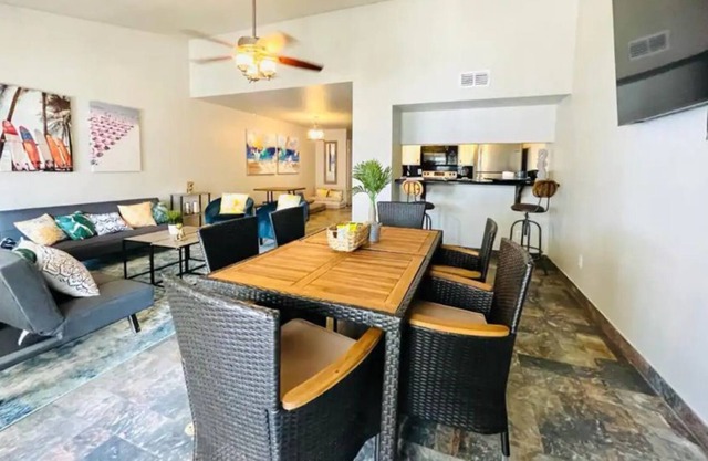 Close to Beach, Private Jacuzzi, BBQ, 70” TV