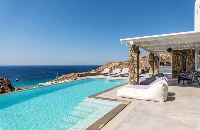 Villa exquise, vue magnifique, design de luxe, piscine à débordement