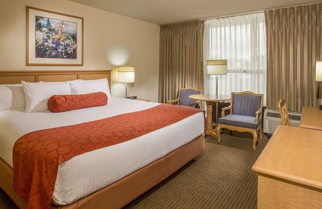 Close to Best Coffee Shops Perfect for Your Relaxing Stay! Onsite Parking, Pool