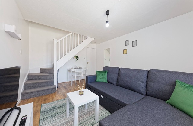 Close to Bluewater & Lakeside! Comfy, peaceful home in Kent w/ Garden & Parking