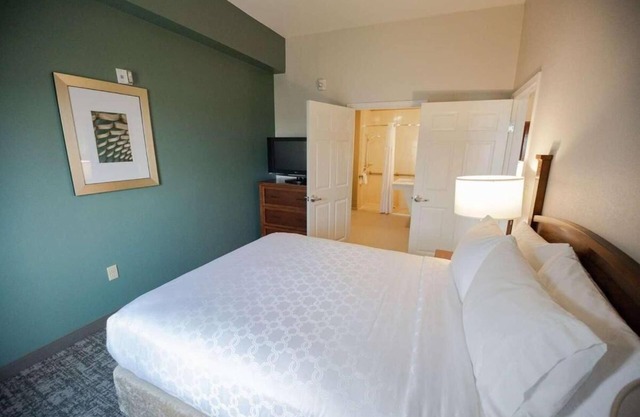 Close to BREC's Baton Rouge Zoo! W/ Private Kitchen! Free Parking, Pool Onsite!