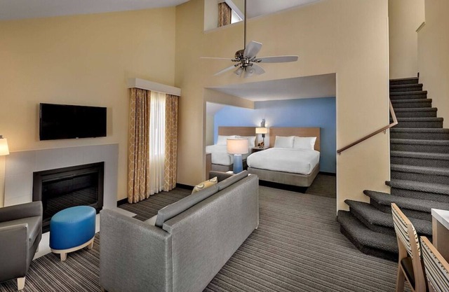 Close to Chamberlin Park! Swimming Pool, FREE Parking & Breakfast, Full Kitchen!