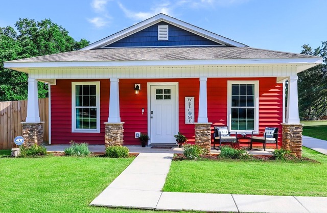 Close to Downtown, Beaches, and NAS!