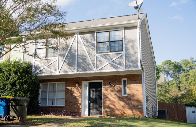 Close to Downtown Kennesaw - Beautiful 3 Bedroom Townhouse!