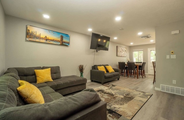 Close to Downtown| Sleeps 8 | Private Backyard