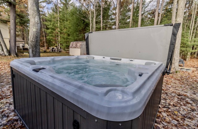 Close to Downtown with Hot Tub