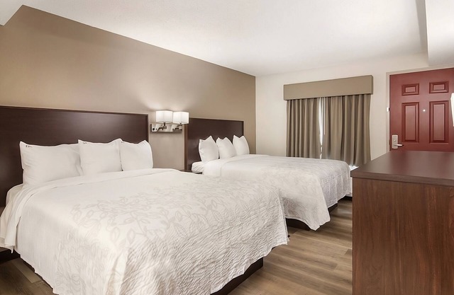 Close to Erie Maritime Museum! FREE Parking, Pets Allowed, Laundry Facilities!