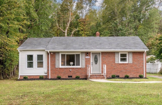 Charming 3-bedroom house with AC and WiFi in enchanting Petersburg.