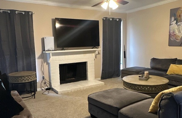 Close to Houston-Bush airport! Family sized townhome on golf course