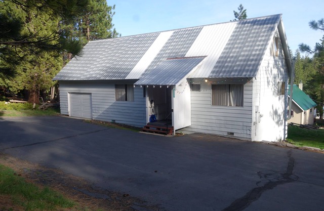 Près de Lassen, Big Yard, et une salle de stationnement pour véhicules de camping