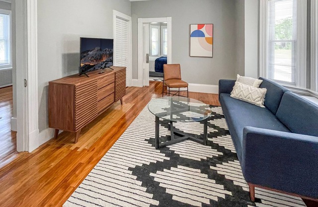 Beautiful and freshly updated 2 bedroom apartment close to town and beach