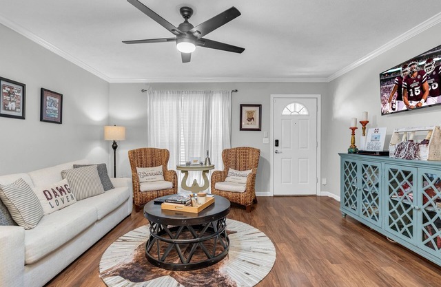 Cowbell Country Condo| Cozy | Great Location