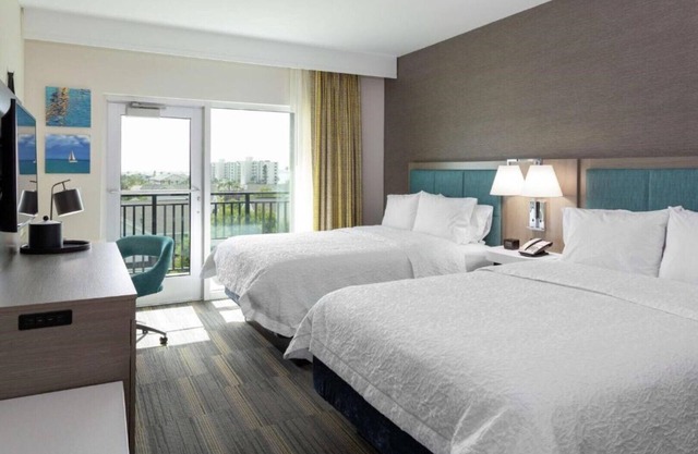 Close to restaurants and sandy beaches