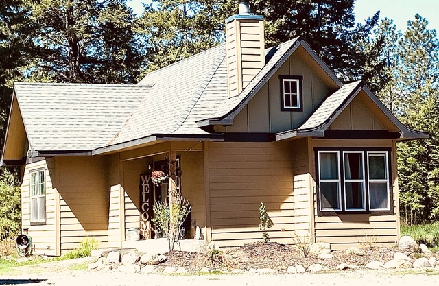 Close to Silverwood, Cozy Cottage Farm in the woods, RV parking, with open space