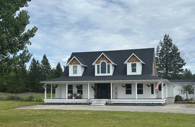 Large home three miles from Silverwood with hot tub