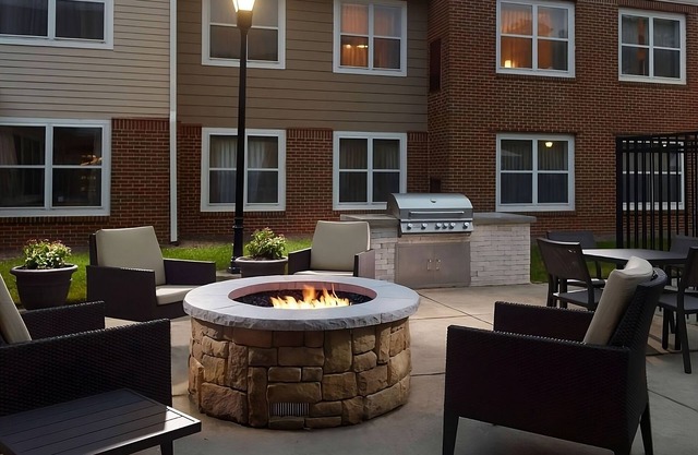 Close to the Symphony Lake! Pet-friendly Suites with Full Kitchen, Outdoor Pool!