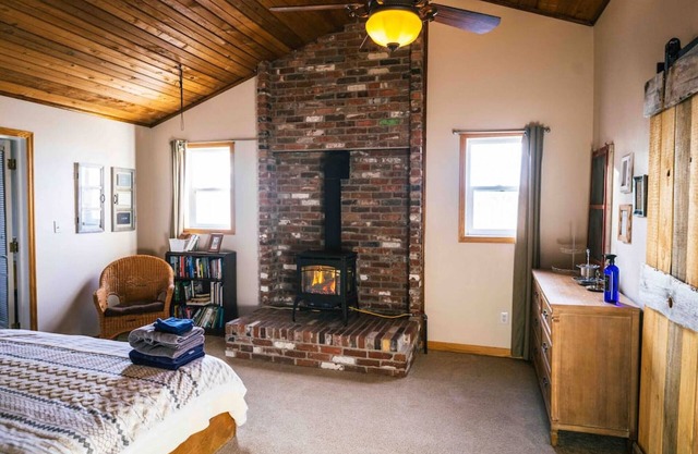 Close to town, room to spread out: Sleeps 9 in 5 bedrooms