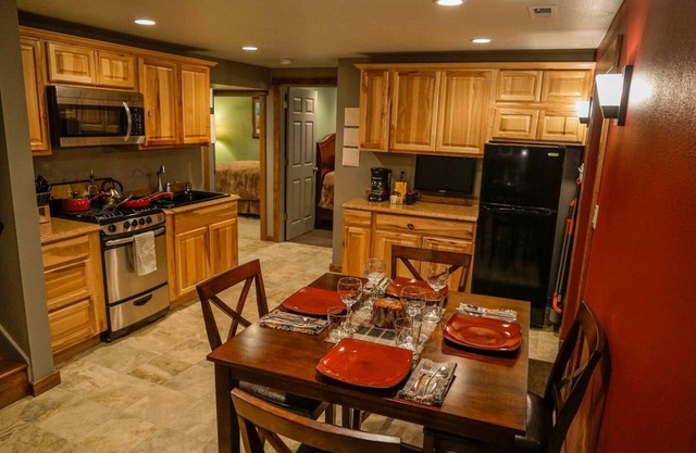 Près de UM et du centre-ville. Remis à neuf 1350 pieds carrés avec salle de sport, buanderie, cuisine, patio.