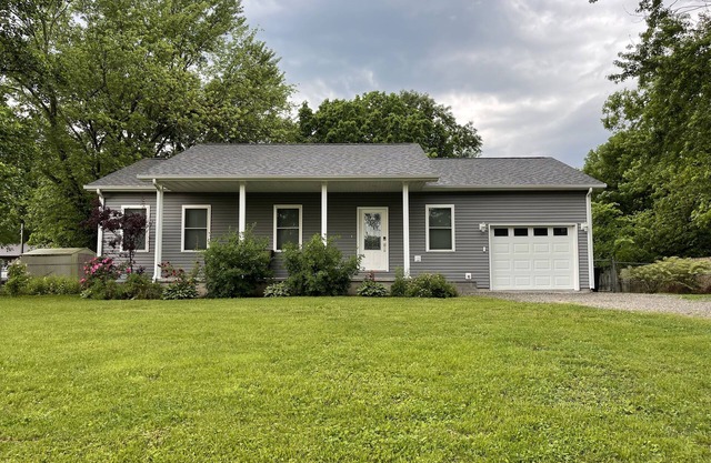 **Close to wine trails** Gray House Getaway!