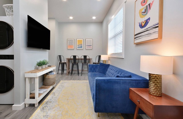 Closest VRBO to Campus, Walk to Everything, Bright 2 bd bELONg Home!