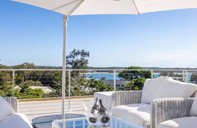 Cloud Nine, 18 Wynne Cres - heated pool, waterviews, beach