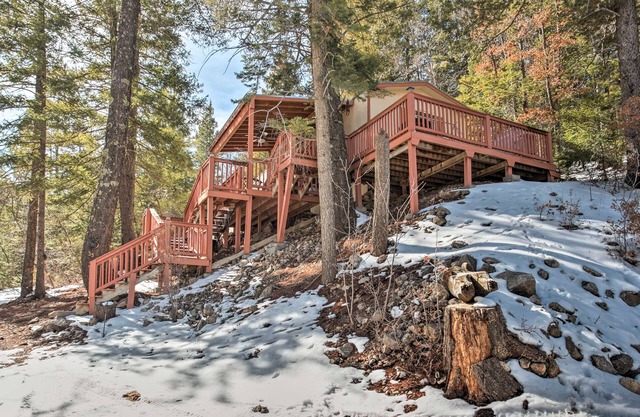 Cabine rustique Cloudcroft avec terrasse près du ski et de la pêche!