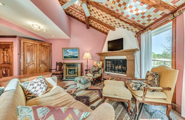 Cloudcroft Home w/ Fireplace Near Downtown!