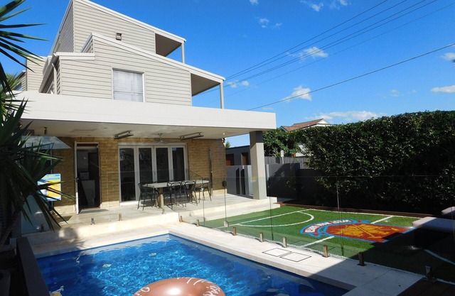 Clovelly Beach House With Pool. 4 bedrooms, parking, ocean views!