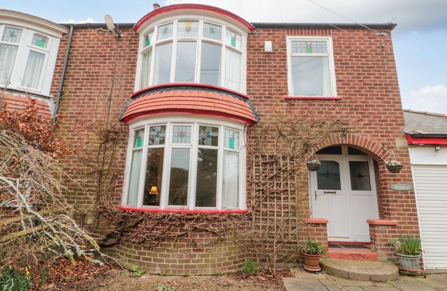 CLOVER LEAF, pet friendly, character holiday cottage in Guisborough