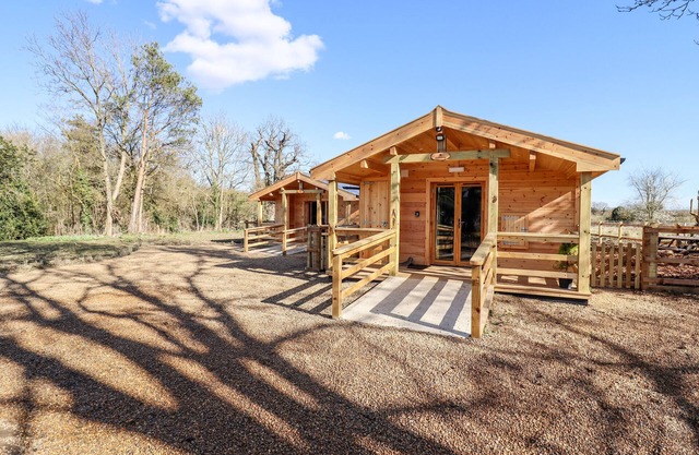 CLOVER LODGE, pet friendly, with a garden in Leiston