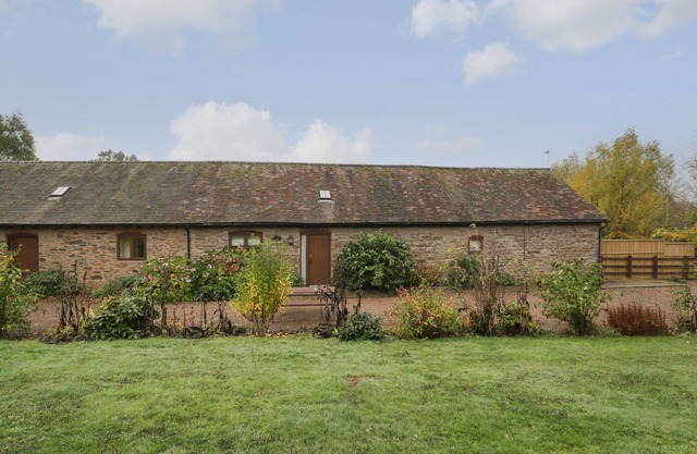CLOVER PATCH COTTAGE, pet friendly, with a garden in Bromyard