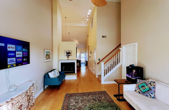 Clownfish Condo: Walk to IU+Downtown & Pickle-ball + Ping-pong