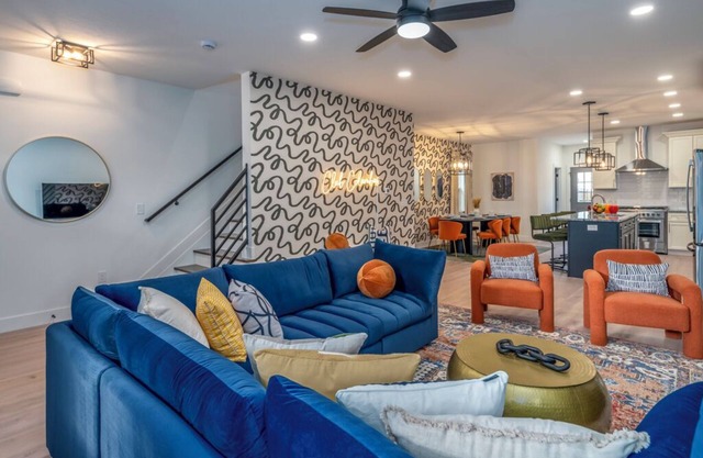 Club Columbus: Hot Tub, Game Room, Karaoke, BBQ, and an Outstanding Backyard.