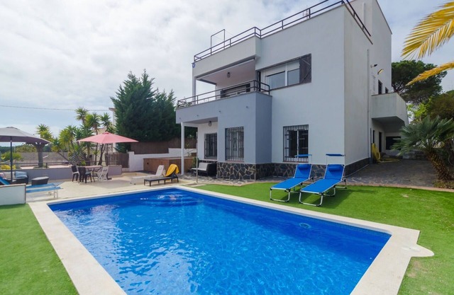 Club Villamar - Profitez de vos vacances dans cette villa avec piscine privée et barbecue