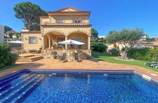 Club Villamar - Superbe villa avec piscine privée et beaux espaces extérieurs située dans un quar...