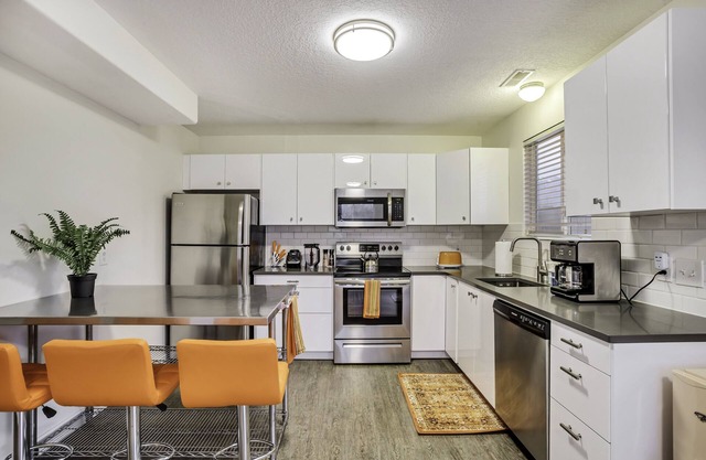Cluster of 3 townhomes with 3 hot tubs & private yards