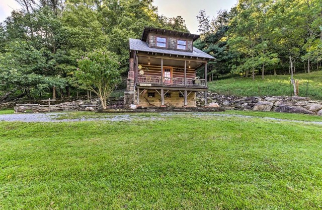 Clyde Papa Bear Cabin, Near Smoky Mountains!