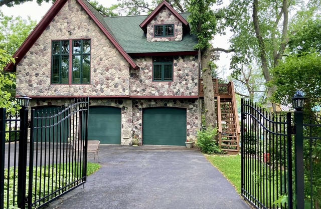 Coach House Wonder Lake! Ideal for Families and Remote Workers!!