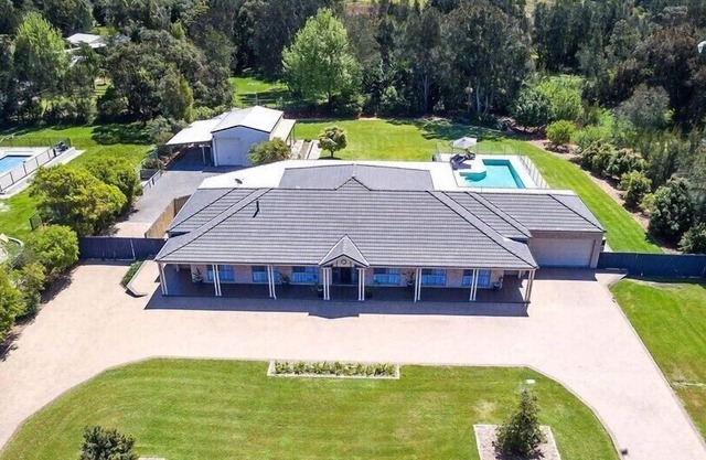 Coast and Country Estate - 15m Heated Pool and Minutes to Beach