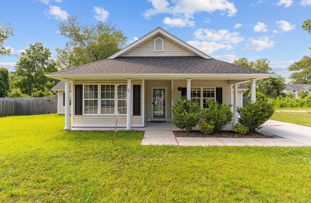 Coast Away Cottage. 1-story home - NO PET FEES!!!! 10 minutes from the Beach!!